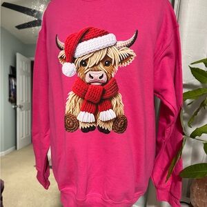 Gildan Pink Women's  Sweatshirt with Festive Highland Cow Design Medium